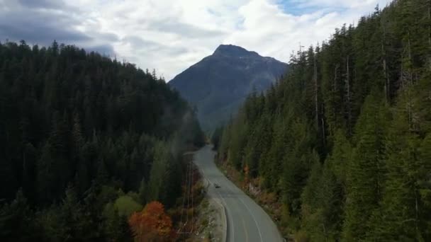 Landschaftlich Reizvoller Highway Durch Bäume Und Fluss Mit Bergen Hintergrund — Stockvideo