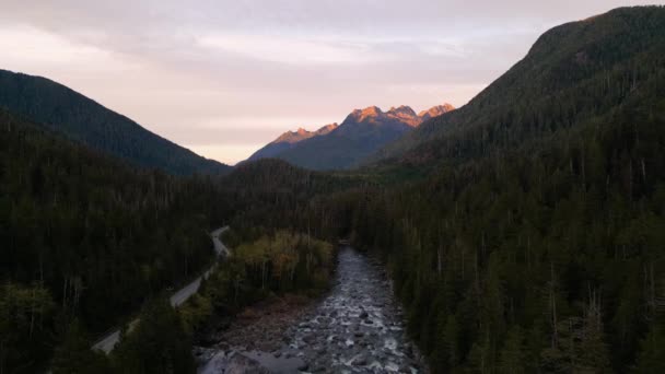 Färgglada Soluppgång Över Kanadensiska Mountain Landskap Träd Och Flod Vancouver — Stockvideo