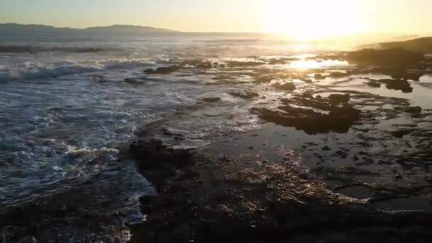 Rocky Shore Sulla Costa Dell Oceano Pacifico Tramonto Soleggiato Isola — Video Stock