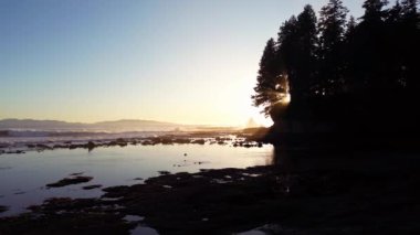 Pasifik Okyanusu kıyısındaki Rocky Shore. Güneşli Günbatımı. Vancouver Adası, BC, Kanada. Doğa Arkaplanı