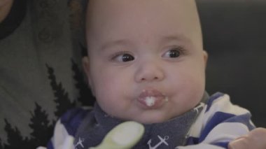 Baby Boy evde bir kaşıkla katı yiyecekler besliyordu. Ağır çekimde kapat.