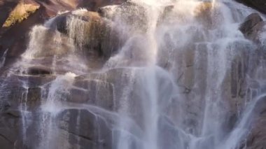 Kayalardan çağlayan şelale. Gün batımı. Shannon Falls, Squamish, BC, Kanada. Doğa Arkaplanı. Yavaş Hareket
