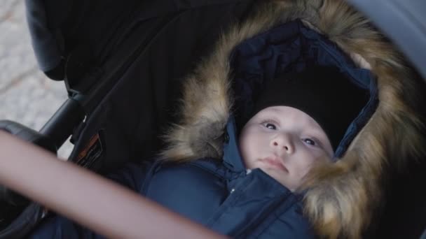 Menino Bonito Carrinho Criança Casaco Quente Burnaby Vancouver Canada Movimento — Vídeo de Stock