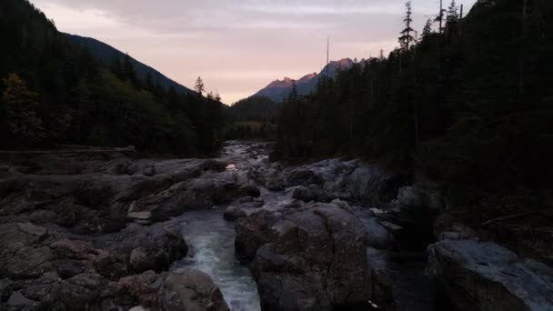 カナダの山の風景の上のカラフルな日の出 木と川について バンクーバー島 カナダ — ストック動画