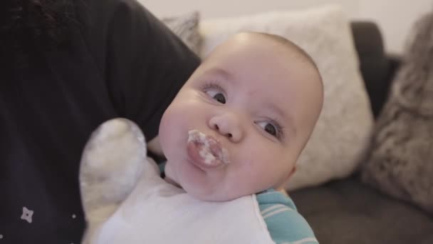 Baby Boy Voerde Vast Voedsel Met Een Lepel Thuis Sluiten — Stockvideo