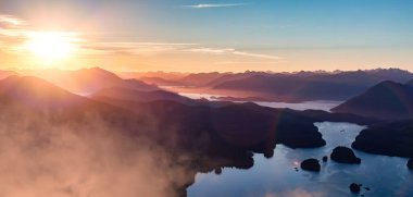 Pasifik Okyanusu kıyısındaki Rocky Shore, Tofino, Vancouver Adası, BC, Kanada. Gün batımı. Hava Doğası Arkaplan Panoraması