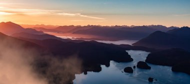 Pasifik Okyanusu kıyısındaki Rocky Shore, Tofino, Vancouver Adası, BC, Kanada. Gün batımı. Hava Doğası Arkaplan Panoraması