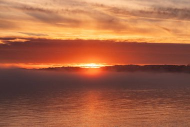 Pasifik Okyanusu 'nun batı kıyısındaki dramatik mevsimlerde bulutlu bulutlu hava. British Columbia, Kanada. Günbatımı Gökyüzü. Panorama