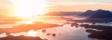 Pasifik Okyanusu kıyısındaki Rocky Shore, Tofino, Vancouver Adası, BC, Kanada. Gün batımı. Hava Doğası Arkaplan Panoraması