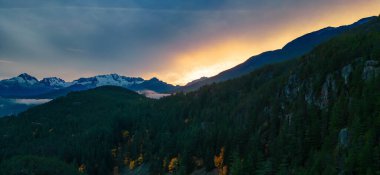 Havadan Kanadalı Dağ manzarası. Doğa Arkaplan Panoraması. Dramatik Günbatımı. British Columbia, Kanada.