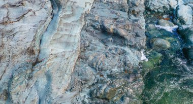 Kanada Doğa Manzarası 'nda nehir kenarındaki kayalar. Geçmişi. Vancouver Adası, BC, Kanada.