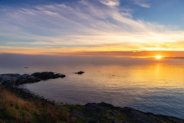 Pasifik Okyanusu Kıyısındaki Rocky Shore Sisli Günbatımı Victoria Vancouver Adası — Stok fotoğraf