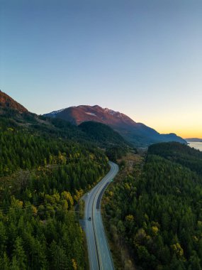 Pasifik Okyanusu 'nun batı kıyısındaki Sky Highway' e. Havadan Dağ manzarası. Alacakaranlık gökyüzü. Howe Sound, BC, Kanada.