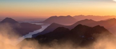 Tofino, Vancouver Adası, BC, Kanada 'da Pasifik Okyanusu kıyısındaki dağ manzarası. Gün batımı. Hava Doğası Arkaplan Panoraması