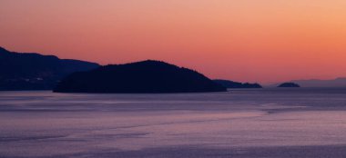 Renkli Alacakaranlık 'ta Howe Sound. Pasifik Okyanusu 'nun batı kıyısı. British Columbia, Kanada.