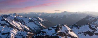 Kanada Dağ manzarası. Hava Panoramik Manzarası. Güneşli Günbatımı. Vancouver yakınlarında, British Columbia, Kanada.