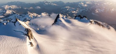 Kanada Dağ manzarası. Hava Panoramik Manzarası. Güneşli Günbatımı. Vancouver yakınlarında, British Columbia, Kanada.