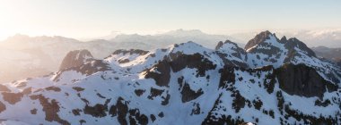 Kanada Dağ manzarası. Hava Panoramik Manzarası. Güneşli Günbatımı. Vancouver yakınlarında, British Columbia, Kanada.