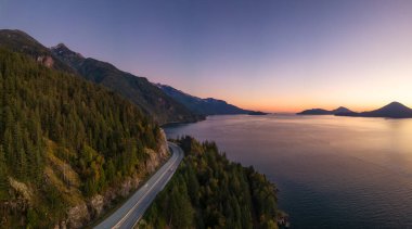Pasifik Okyanusu 'nun batı kıyısındaki Sky Highway' e. Havadan Dağ manzarası. Alacakaranlık gökyüzü. Howe Sound, BC, Kanada.