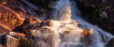 Kayalardan çağlayan şelale. Gün batımı. Shannon Falls, Squamish, BC, Kanada. Doğa Arkaplanı