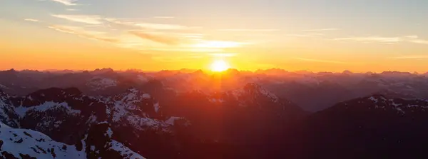Colorido Pôr Sol Sobre Paisagem Montanha Rochosa Fundo Aéreo Natureza — Fotografia de Stock