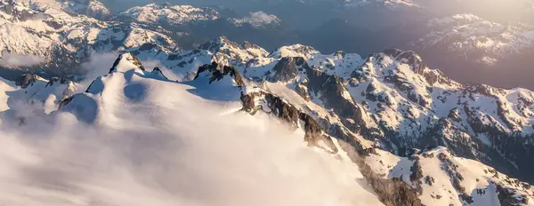 Het Canadese Berglandschap Uitzicht Vanuit Lucht Zonnige Zonsondergang Nabij Vancouver — Stockfoto