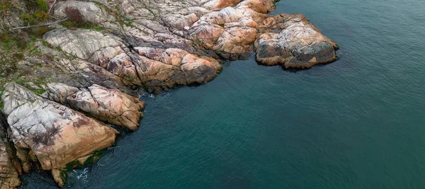 Pasifik Okyanusu kıyısındaki Rocky Shore. Vancouver Adası, BC, Kanada. Doğa Arkaplanı.