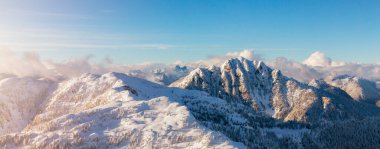 Dağ Tepesi karla kaplıydı. Kanada Doğa Havacılık Arkaplan Panoraması. British Columbia, Kanada. Gün batımı.