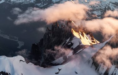 Kanada Dağ manzarası. Hava Panoramik Manzarası. Güneşli Günbatımı. Squamish, British Columbia, Kanada.