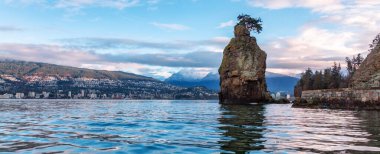 Stanley Park 'ta deniz kenarında. Kışın Bulutlu Gün Doğumu. Vancouver, British Columbia, Kanada.