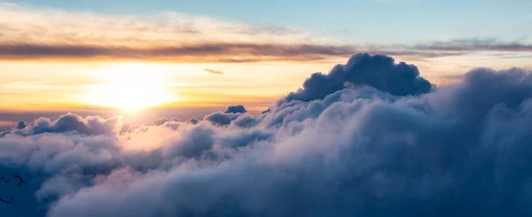 Paesaggio Nuvoloso Sulle Montagne Canadesi Nuvole Aeree Sfondo Panorama Tramonto — Foto Stock
