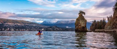 Stanley Park 'ta Seawall' da kayak yaparken. Kışın Bulutlu Gün Doğumu. Vancouver, British Columbia, Kanada.
