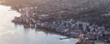 Batı Sahili Pasifik Okyanusu 'ndaki evler ve binalar. Modern şehir Vancouver, BC, Kanada. Hava Kenti Arkaplanı.