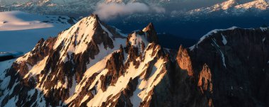 Kanada Dağ manzarası. Hava Panoramik Manzarası. Güneşli Günbatımı. Squamish, British Columbia, Kanada.