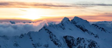 Dağ Tepesi karla kaplıydı. Kanada Doğa Havacılık Arkaplanı. British Columbia, Kanada. Günbatımı Gökyüzü