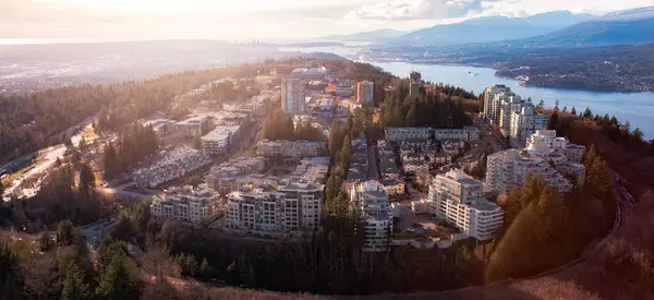 Burnaby Dağı 'ndaki binalar ve evler. Hava Panoraması. Gün batımı. Vancouver, BC, Kanada.