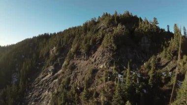 Karla kaplı Rocky Dağı zirvesi. Güneşli Günbatımı. Havadan. British Columbia, Kanada.