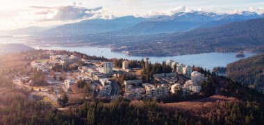 Burnaby Dağı 'ndaki binalar ve evler. Hava Panoraması. Gün batımı. Vancouver, BC, Kanada.