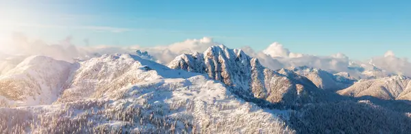 Sneeuw Bedekt Mountain Peak Canadese Natuur Antenne Achtergrond Panorama Brits — Stockfoto