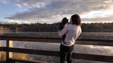 Deer Gölü 'nde Baby Boy' la anne. Burnaby, BC Kanada. Güneşli Günbatımı. Ağır çekim. Yüksek kalite 4k görüntü