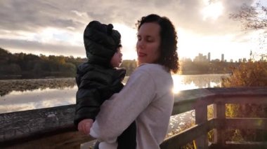 Deer Gölü 'nde Baby Boy' la anne. Burnaby, BC Kanada. Güneşli Günbatımı. Ağır çekim. Yüksek kalite 4k görüntü