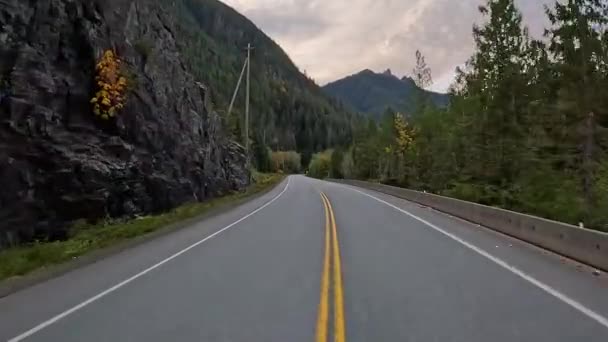 Scenic Road Rodeado Árboles Montañas Vancouver Island Canadá Temporada Otoño — Vídeos de Stock