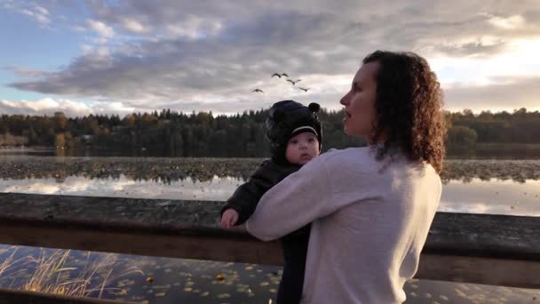 妈妈和男婴在鹿湖加拿大不列颠哥伦比亚省伯纳比 夕阳西下慢动作高质量的4K镜头 — 图库视频影像