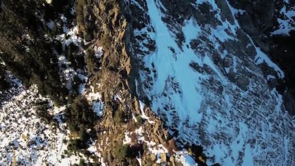 落基山脉的山顶上覆盖着白雪 夕阳西下空中 加拿大不列颠哥伦比亚省 — 图库视频影像