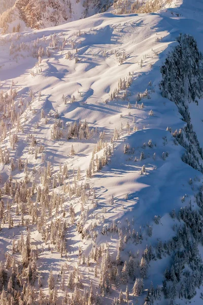 Sneeuw Bedekt Mountain Peak Canadese Natuur Antenne Achtergrond Panorama Brits — Stockfoto