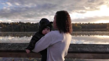 Deer Gölü 'nde Baby Boy' la anne. Burnaby, BC Kanada. Güneşli Günbatımı. Ağır çekim. Yüksek kalite 4k görüntü