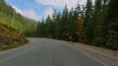Ağaçlar ve Dağlarla çevrili Manzaralı Yol. Vancouver Adası, BC Kanada. Sonbahar sezonu. Yüksek kalite 4k görüntü