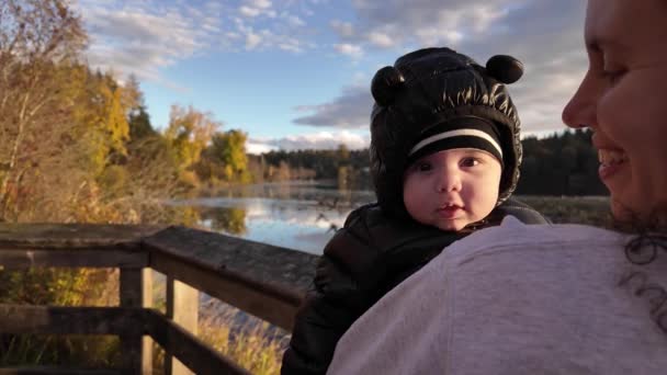 Madre Con Bebé Deer Lake Burnaby Canadá Sunny Sunset Cámara — Vídeo de stock