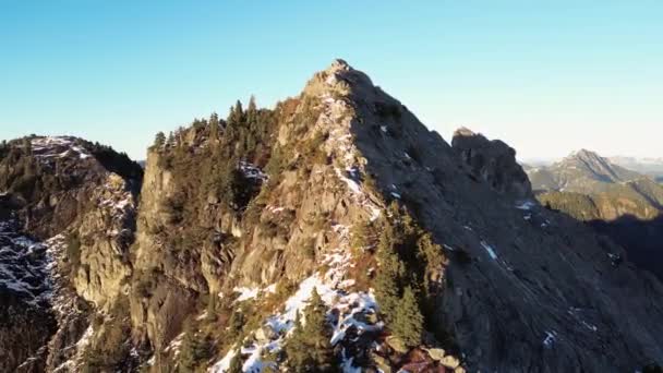 Montagna Rocciosa Coperta Neve Tramonto Soleggiato Aereo British Columbia Canada — Video Stock