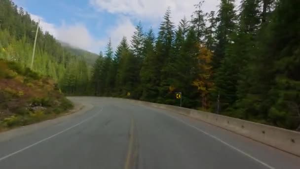 Route Panoramique Entourée Arbres Montagnes Île Vancouver Canada Saison Automne — Video